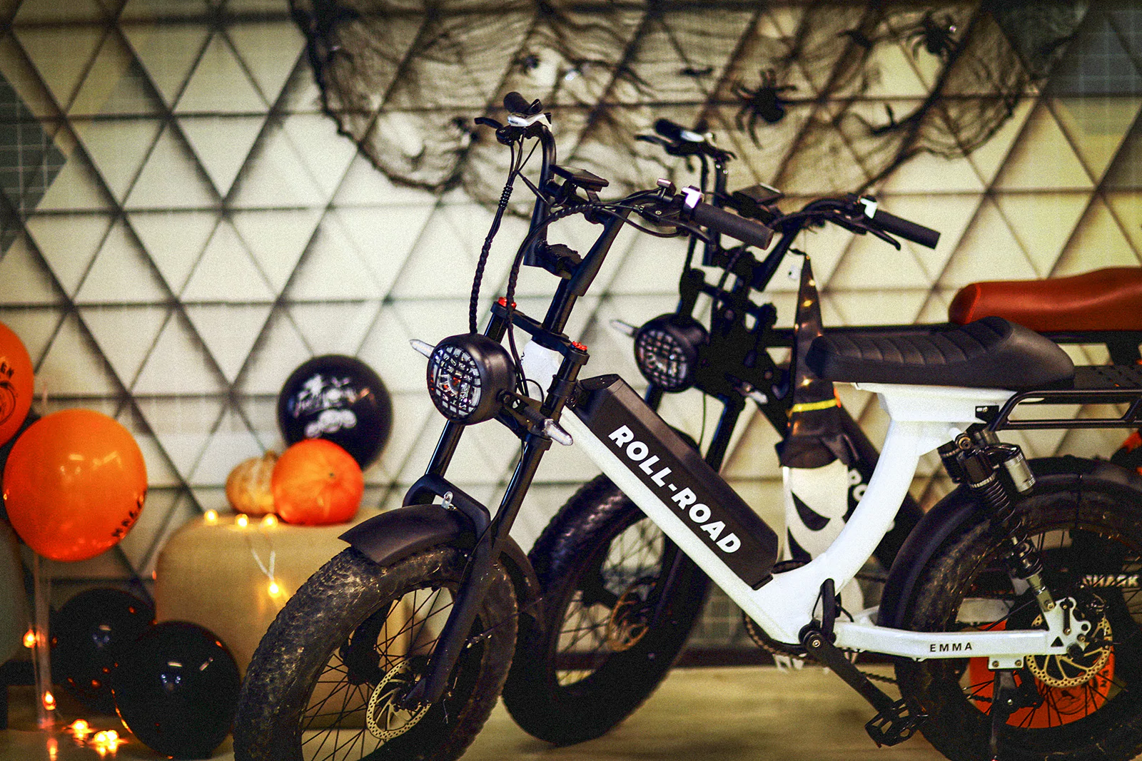https://cdn.shopify.com/s/files/1/0592/2222/9184/files/roll-road.com-shark-pro-long-saddle-fat-tire-all-terrain-electric-mountain-bik.png?v=1665895486