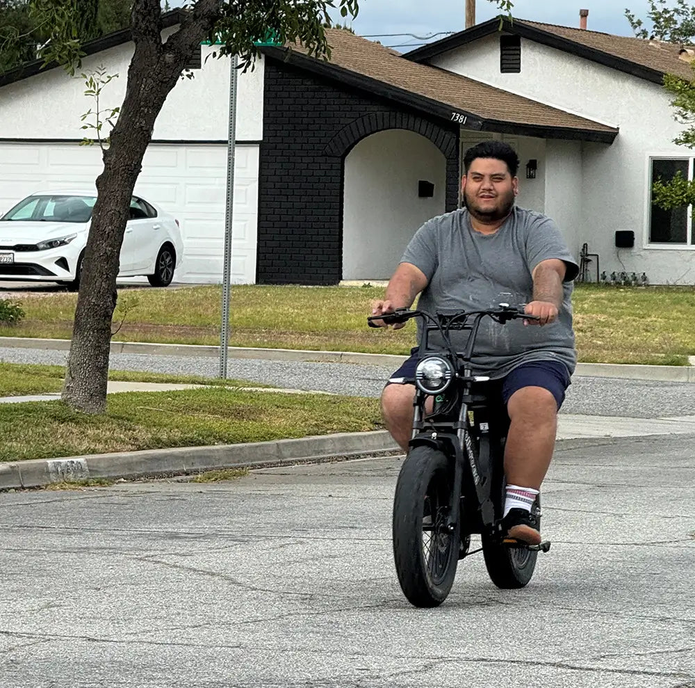 rollroad-emma40-ebike-customer-outdoor-riding-photo-1.webp__PID:4b267a47-de48-43a1-9ab5-adfd5f91c642