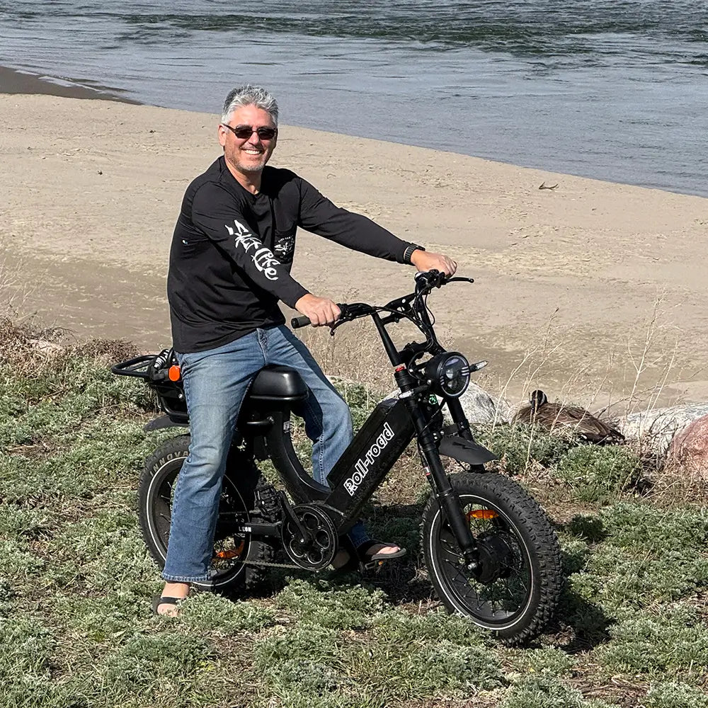 rollroad-emma40-ebike-customer-outdoor-riding-photo-11.webp__PID:fd5f91c6-4262-4166-8c83-7941e37f411a